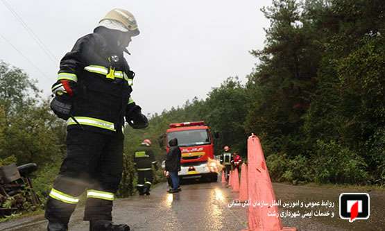 عملیات نجات در پی واژگونی خودروی خاور و محبوس شدن راننده در بلوار لاکان /گیلان/ آتش نشانی رشت