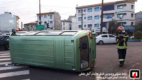 عملیات 125 در پی محبوس شدن راننده خودروی واژگون شده در میدان جهاد /آتش نشانی رشت