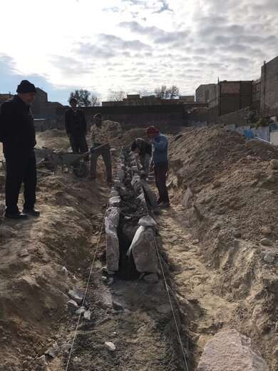 تداوم عملیات احداث دیوار سنگی در پارک سفیر امید