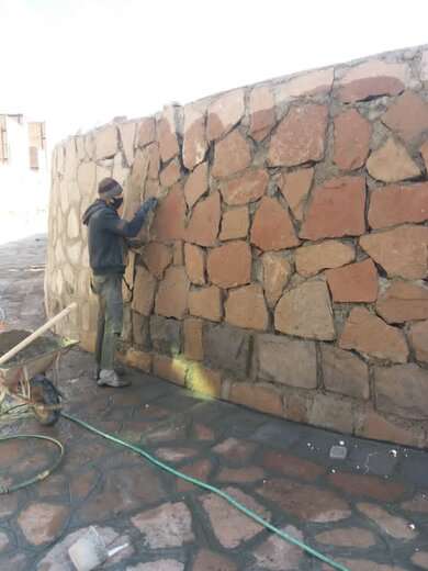 اجرای عملیات بندکشی دیوار سنگی پارک سفیر امید