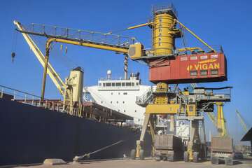 عملیات تخلیه کالاهای اساسی در بنادر بی وقفه ادامه دارد