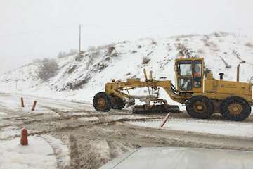 کولاک برف و وزش باد با سرعت ۹۰ کیلومتر در برخی جاده‌ها/ هشدار وقوع بهمن و چند توصیه به راننده‌ها