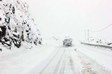 بارش برف و باران مسیرهای استان تهران را لغزنده کرد