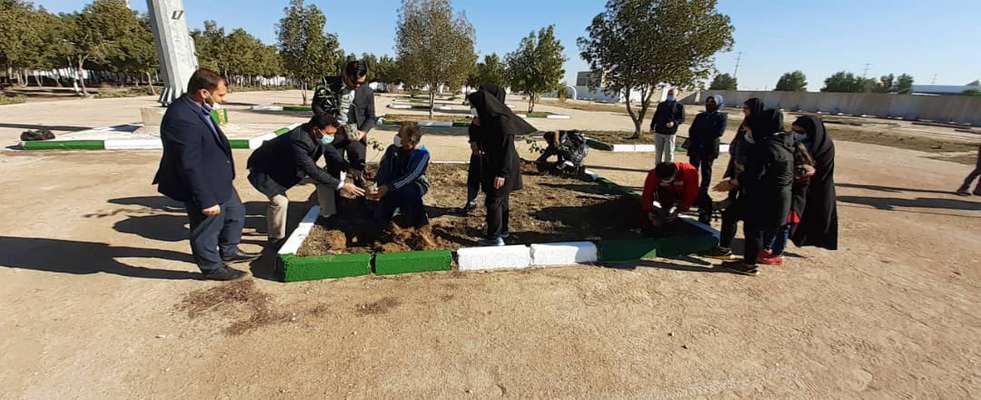 آئین کاشت نهال به مناسبت روز ملی هوای پاک توسط شهرداری خرمشهر برگزار شد