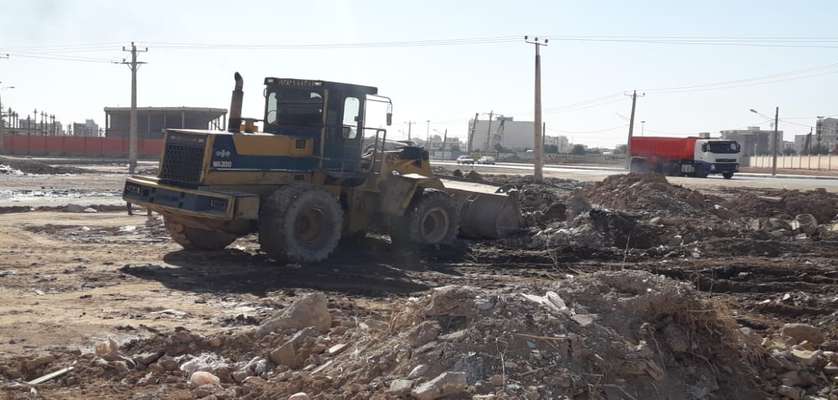نخاله برداری ، پاکسازی و تسطیح زمین های خالی توسط سه اکیپ فعال شهرداری خرمشهر