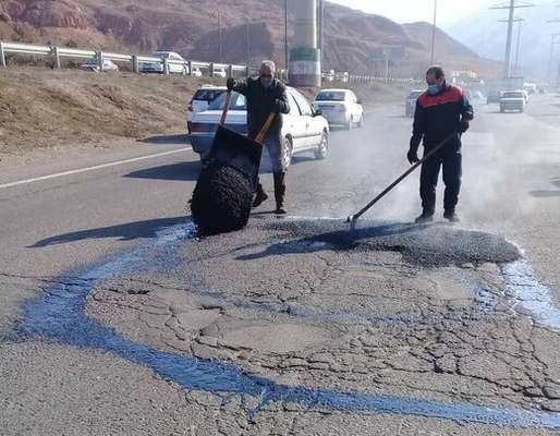 اجرای لکه‌گیری آسفالت در مسیر اتوبان پاسداران