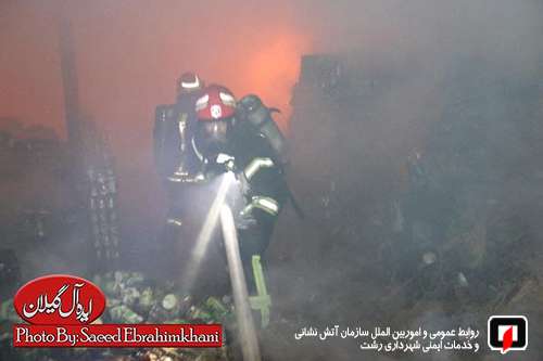 آتش سوزی انبار مواد غذایی در خیابان پاسداران رشت