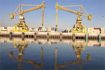 آغاز تعمیر اسکله‌های بنادر شهید بهشتی و شهید کلانتری چابهار/ ایجاد وابستگی اقتصادی برای سایر کشورها با رونق حمل و نقل دریایی کشور/ سرعت در عملیات تخلیه و بارگیری کالا در بنادر بزرگ و کوچک/ بندر امام(ره) رتبه اول در تخلیه کالاهای اساسی