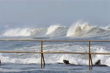 رسیدن موج تا ارتفاع ۴ متر در ساحل و فراساحل جنوب کشور/بارش شدید باران و تلاطم در دریای خزر تا پایان هفته
