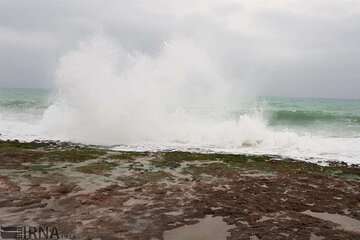 دریای مازندران با امواج پنج متری طوفانی می‌شود