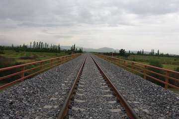 مذاکره با آذربایجان برای تاسیس کریدور خلیج-فارس دریای سیاه/ تامین تجهیزات مورد نیاز روسازی راه‌آهن با استفاده از تولید داخل/ انجام ۵۷ کیلومتر زیرسازی و ۶۴ کیلومتر ریل‌گذاری راه‌آهن