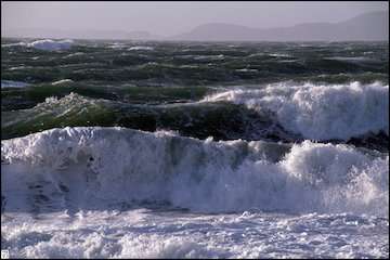 افزایش ارتفاع موج بیش از ۳ متر توام با رگبار باران و رعدوبرق در نواحی ساحلی شمال وجنوب کشور