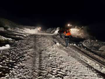 بارش سنگین برف و کولاک محور سیاهکل-دیلمان در گیلان مسدود کرد