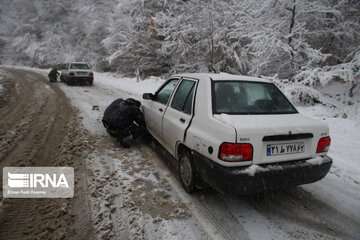 محورهای کوهستانی مازندران برفی و لغزنده است