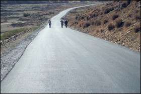 مردم برخی روستاهای باخرز برای رفتن به مرکز شهر باید از رودخانه عبور کنند