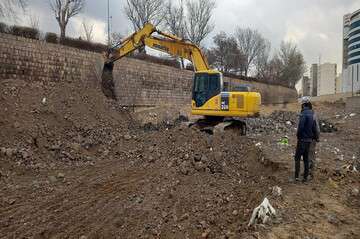 عملیات خاکبرداری به منظور ساماندهی مهران رود در ضلع غربی