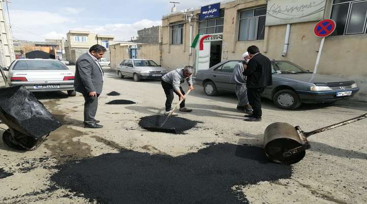 عملیات لکه گیری معابر و خیابان های شهر در راستای آمادگی برای سال جدید و بهبود تردد شهروندان