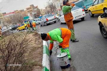 زیباسازی بصری حوزه شهرداری منطقه ۲ تبریز با رنگ‌آمیزی و شستشوی جداول