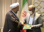 اعضای شورای اسلامی شهر ارومیه با اهدای لوح سپاس روز شهردار را به شهردار کلانشهر ارومیه تبریک گفتند