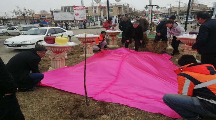 جایگذاری سفره  هفت سین نوروزی در مرکزشهردر راستای زیباسازی شهر و استقبال از مسافران و گردشگران نوروزی