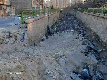 پاکسازی و ساماندهی کانال جاده باسمنج از سوی شهرداری منطقه ۲ تبریز