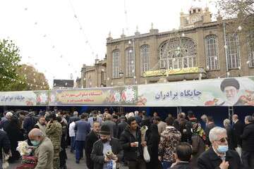 برپایی ایستگاه صلواتی در میدان ساعت توسط شهرداری منطقه ۸