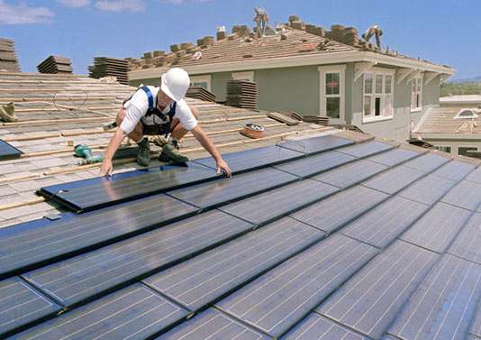 پنل‌های خورشیدی خانه‌ها را به مولدهای برق تبدیل می‌کنند