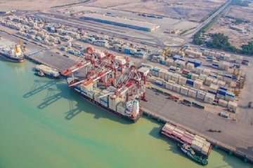 پهلودهی ۱۲ فروند کشتی حامل کالاهای اساسی در بندر شهید رجایی