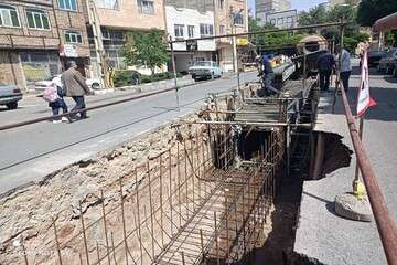آغاز عملیات بتن‌ریزی پروژه احداث کانال دفع آب‌های سطحی خیابان انقلاب