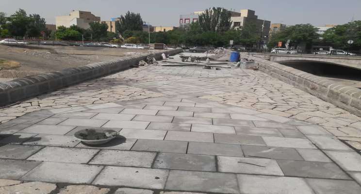 سنگفرش پل تاریخی حاج عظیم در آستانه تکمیل