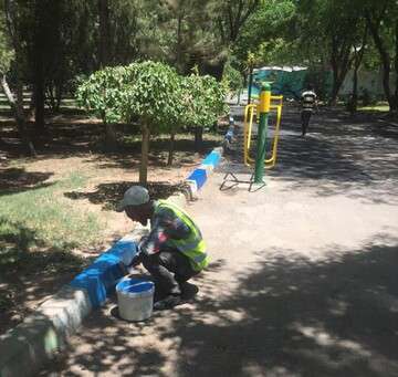 اجرای عملیات رنگ‌آمیزی جداول در پارک امام خمینی (ره)