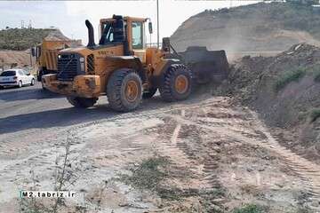 تنظیف و پاکسازی اتوبان شهید کسائی از سوی شهرداری منطقه ۲