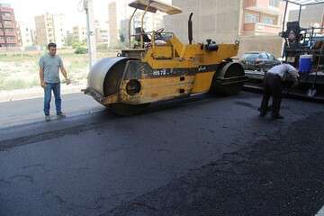 تداوم اجرای آسفالت‌ریزی در کوی سوسنگرد