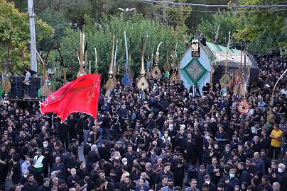 ‌تجلی عشق به حسین (ع) در آئین نخل گردانی 11 محرم شاهرود/ پیچیده شمیمت همه‌ جا ای تن بی‌سر...