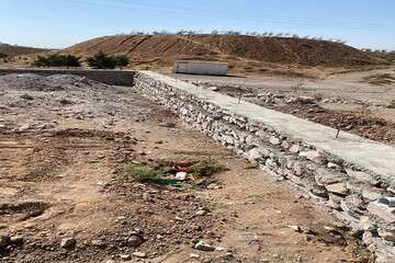 اتمام احداث دیوار سنگی پیرامون زمین چمن مصنوعی در مسیر خیابان شهید شفیع‌زاده