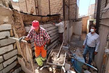 رفع خطر و آزادسازی مسیر کوچه واقع در کوی امامزاده با ساماندهی دیوارهای شکسته