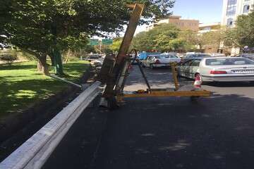 نصب گاردریل در نقاط حادثه‌خیز مسیر فارابی به طرف پل شهید بهشتی