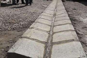 نصب کانیو جهت هدایت آب‌های سطحی در کوچه مشکات