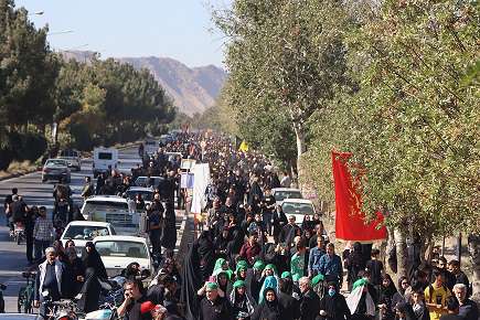 پیاده روی دلدادگان حسینی در شاهرود/طنین السلام علیک یا اباعبدالله در اربعین حسینی حماسه ای دیگر از عشق را به تصویر کشید