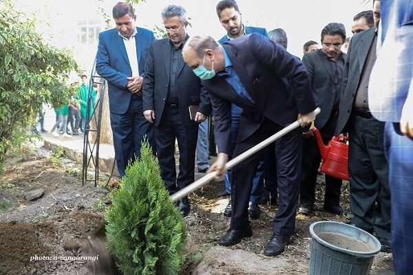 کاشت نهال در مدارس تبریز همزمان با آغاز سال تحصیلی جدید