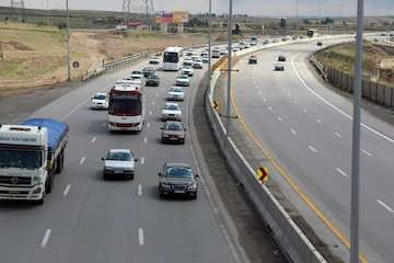ترافیک نیمه سنگین در آزادراه قزوین - کرج حدفاصل استاندارد تا پل فردیس
