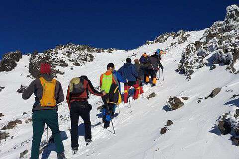 صعود ۱۴ کوهنورد  وزارت راه و شهرسازی به قله کرکس به ارتفاع ۳۸۹۵ متر