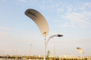 استفاده از چراغ‌های خورشیدی هوشمندِ برگی‌شکل برای روشنایی معابر دوحه قطر همزمان با جام جهانی فوتبال