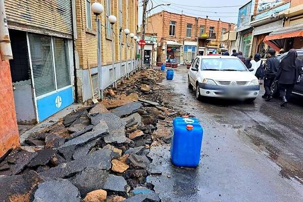 کوی مستشار در خیابان بارون آواک سنگفرش می‌شود