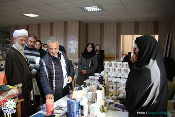 نمایشگاه و فروشگاه محصولات تولیدی بانوان سرپرست خانواده در خانه فرهنگ و سلامت معراج