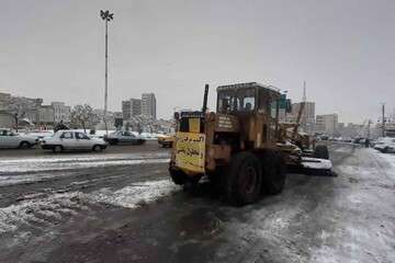 تداوم محلول‌پاشی و برف‌روبی شهرداری منطقه ۲ تبریز