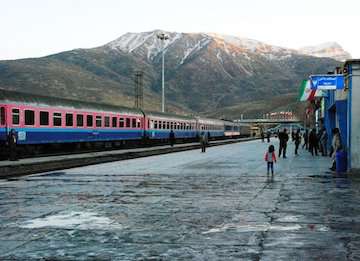 قطار تهران-شیراز به سیر خود ادامه داد