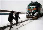 بی‌احترامی رئیس قطار ۳۶۹ به مسافران گرفتار در سرمای شدید