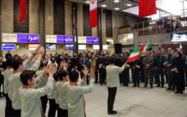 مقدم امام خمینی(ره) در فرودگاه مهرآباد گلباران شد