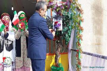 زنگ انقلاب در مدرسه "امید انقلاب" نواخته شد